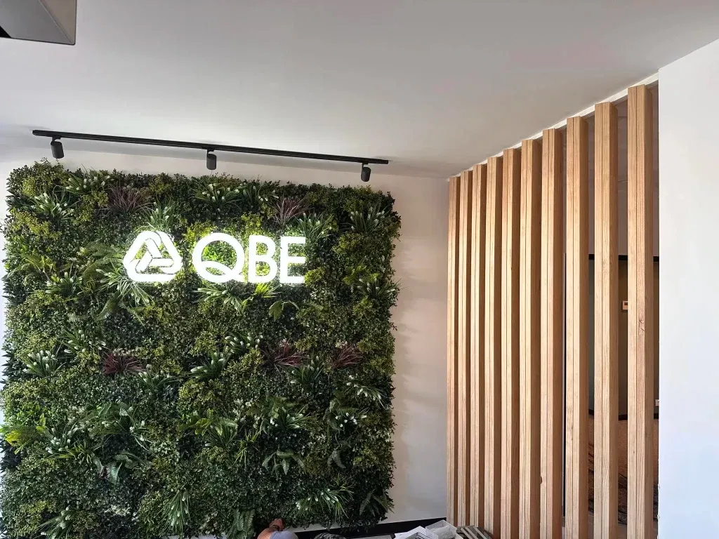 Elevating Modern Interiors: A Stunning Vertical Garden with Contemporary EleganceTEST