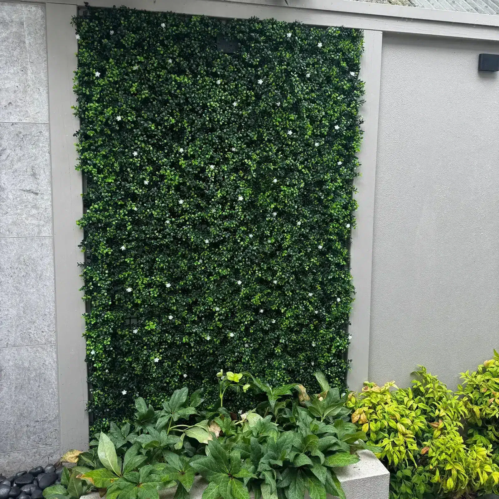 Elegant Greenery: Luxury Flowering Artificial Buxus Hedge for a Stylish Home